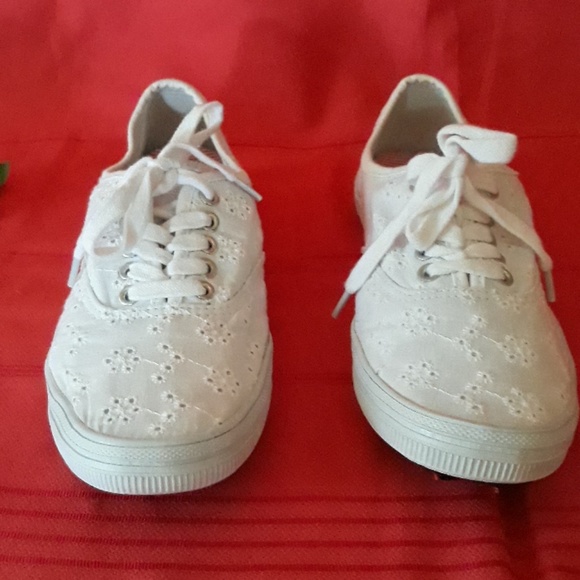 American Eagle Outfitters Shoes - American Eagle white eyelet cotton sneakers sz 7 American Eagle Outfitters Shoes - American Eagle white eyelet cotton sneakers sz 7